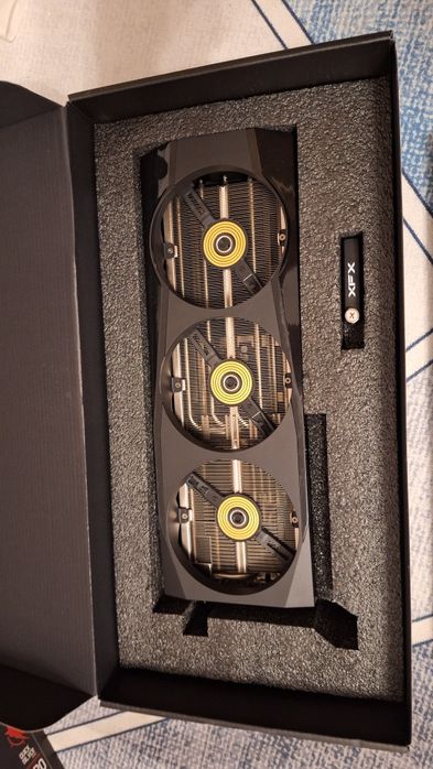 Placa video XFX AMD RX 9070XT  Magnetic Air Edition