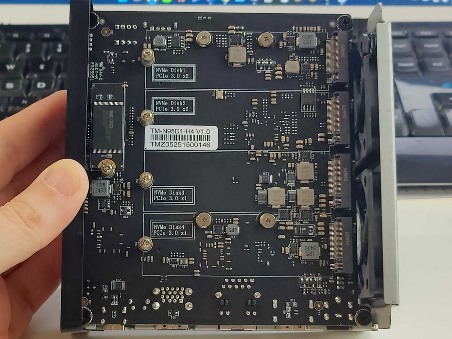 Unitate de stocare NAS TerraMaster F4 SSD - 4x sloturi M.2 - 5GbE