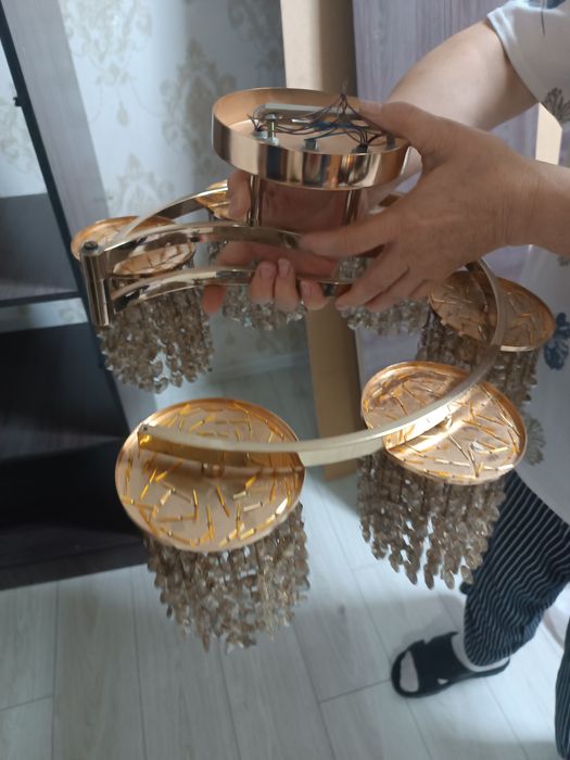 Продам люстру. Б/у