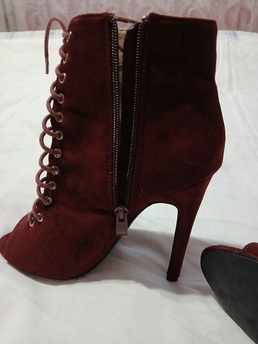 Botine decupate la vârf,vișinii, cu șiret și fermoar