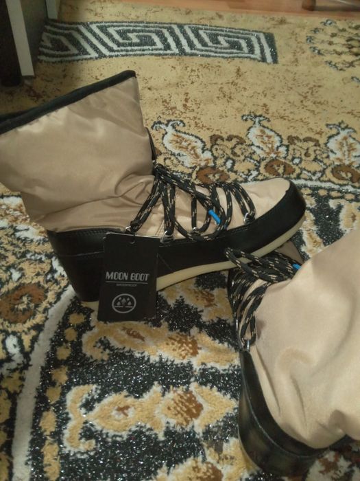 Vând doua perechi de ghete Moon Boot.
