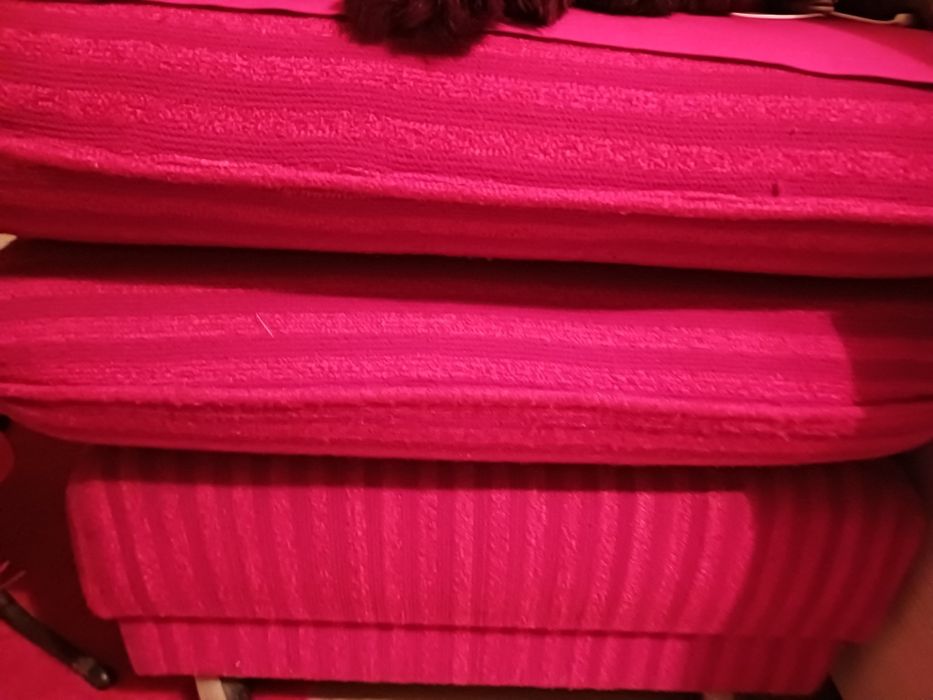 Продавам 1 червена табуретка с възглавница