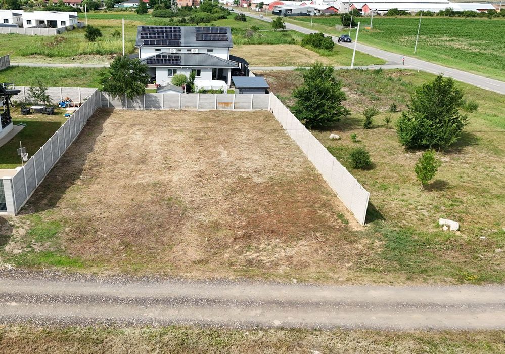 PROPRIETAR- locaţie excelenta, fs 20 ml, toate utilitaţile, gard de beton 3 laturi