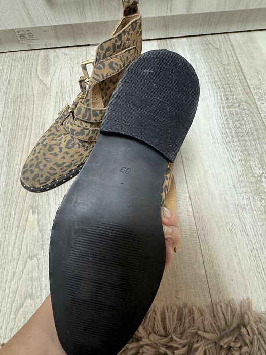 Ghete animal print din piele , noi , marime 39