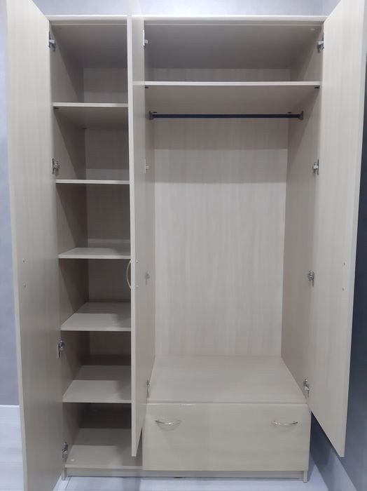 Шкаф 2м20см×1м20см×60см.