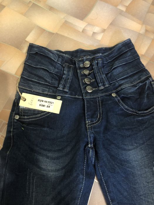 Джинсы новые.