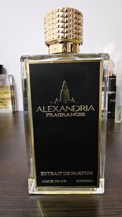 Продавам парфюмите на снимките цената е пакетна може и по отделно