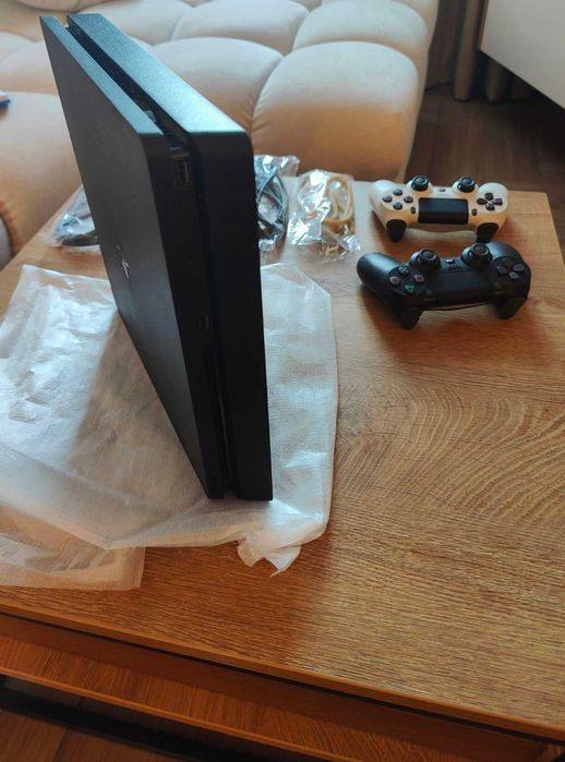 Playstation 4 slim (перфектно състояние)