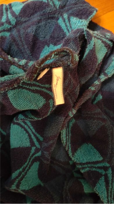 Продавам детско-юношески халат за баня