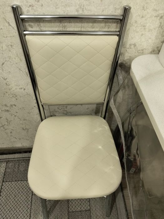 Стол со стульями