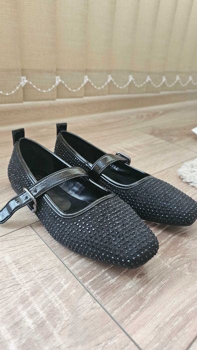 Черни обувки с камъчета
