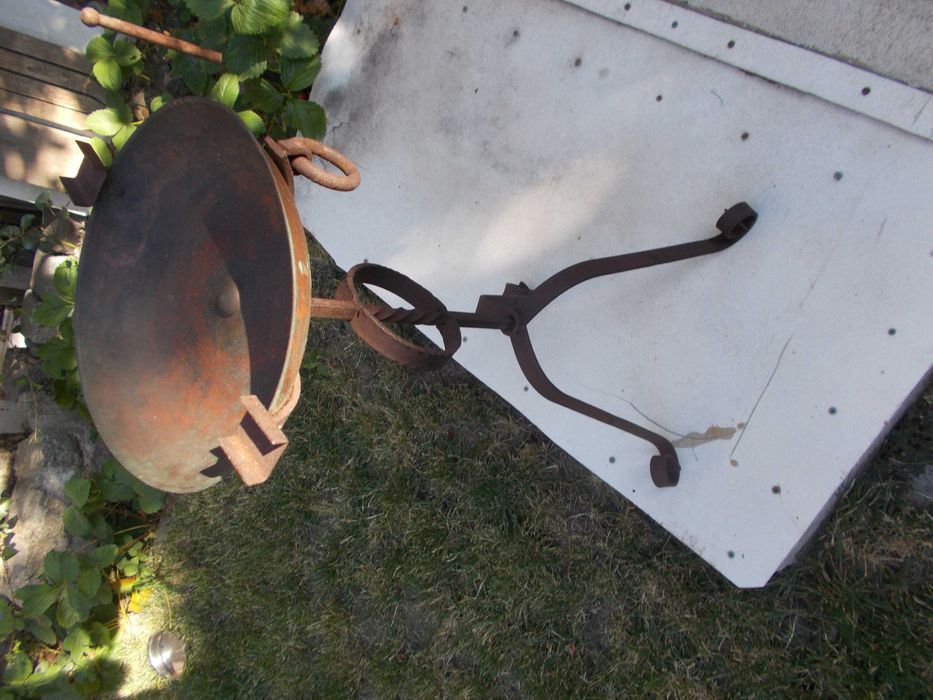 Стар рядък кован висок пепелник  с меден тас !