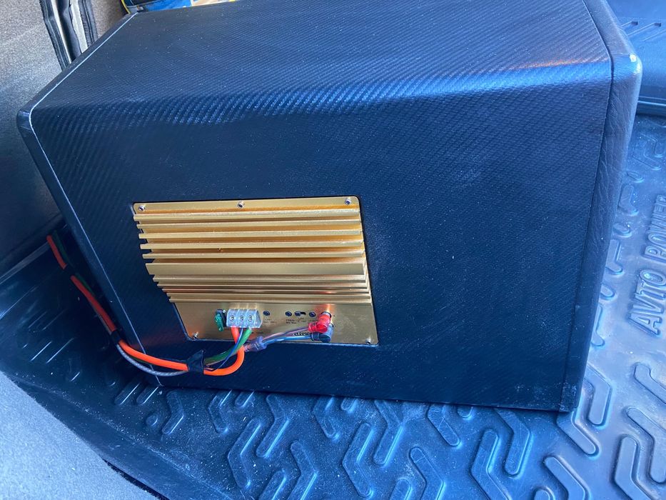 Сабфурер Element-5 в машину