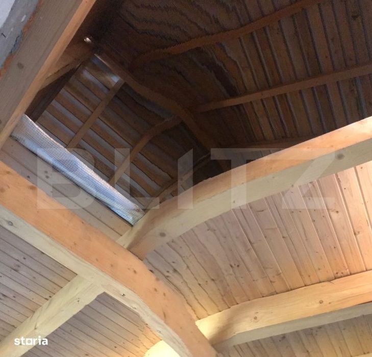 Casa (la rosu), Livada si Padure, Teren Generos si Plata Flexibila –