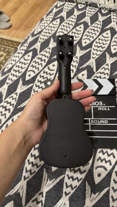 Игрушечная гитара и кинохлопушка