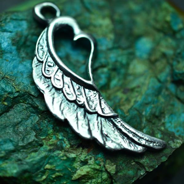 Сребърен медальон 925 „Крило със сърце“ – талисман за любов и закрила