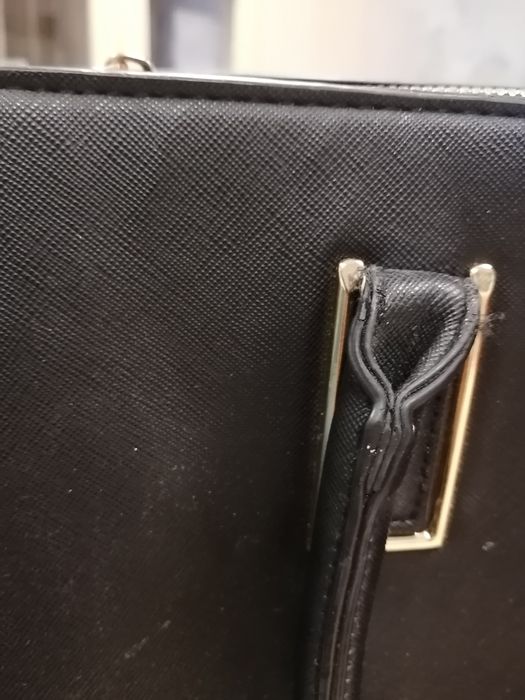 Geanta mărime medie spre mare foarte frumoasă și incapatoare