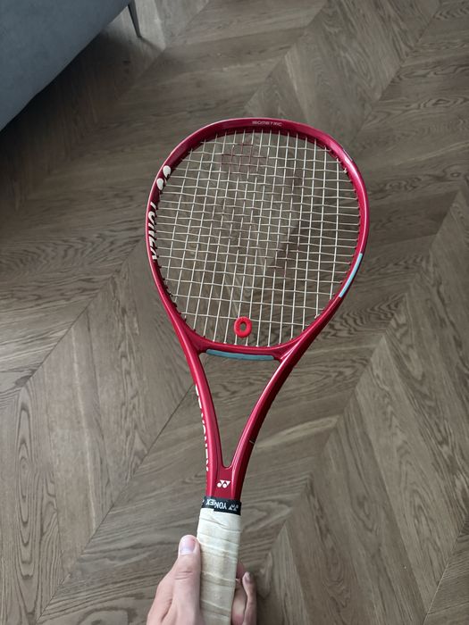Vand racheta tenis Yonex Vcore 98 - model nou