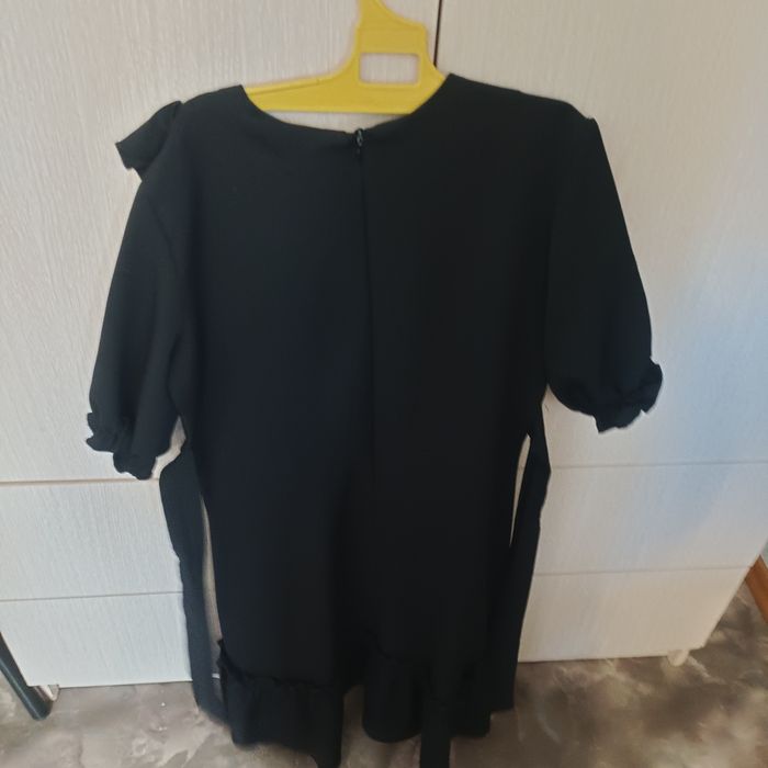 Продам школьное платье на девочку восьми лет.