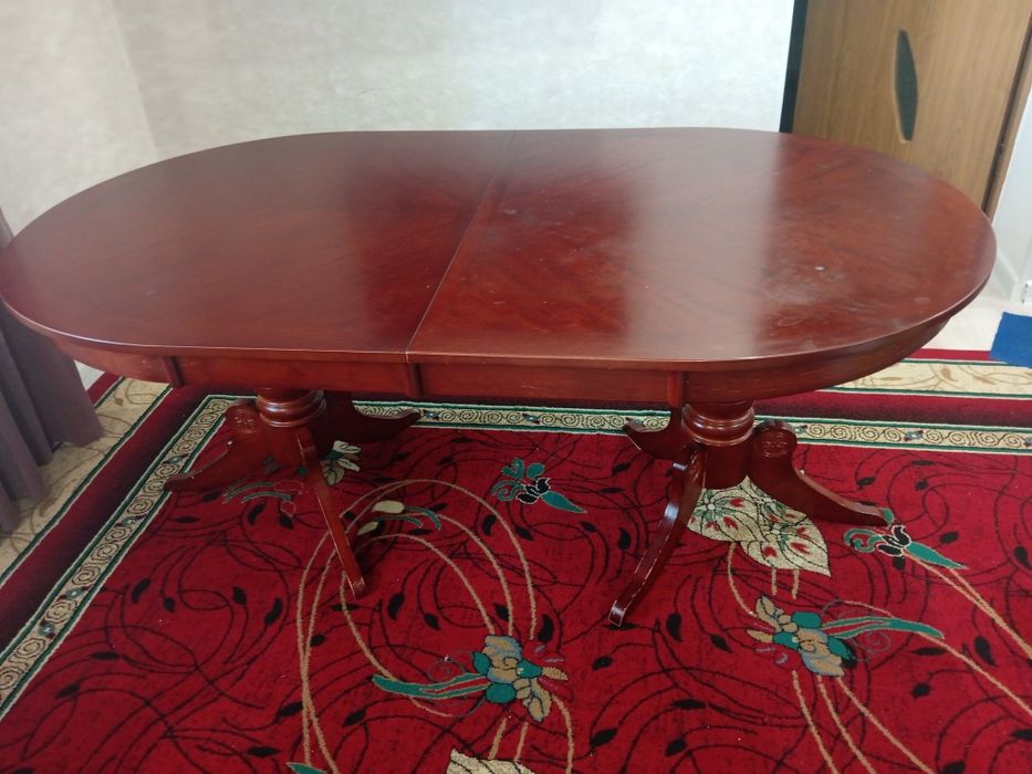 Стол с стулями..