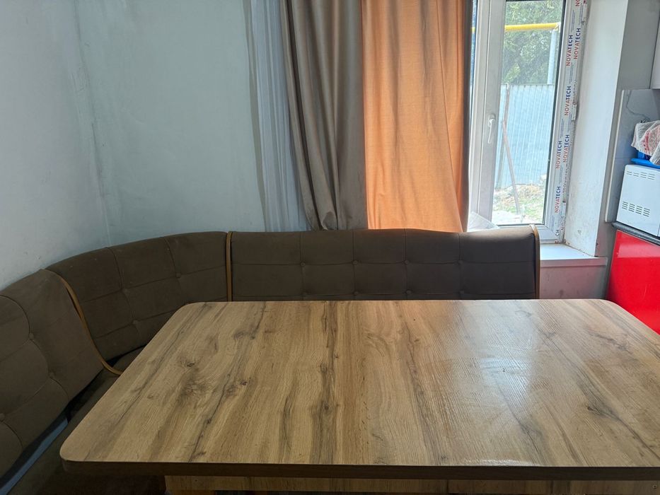 Мебель и стол и стулья