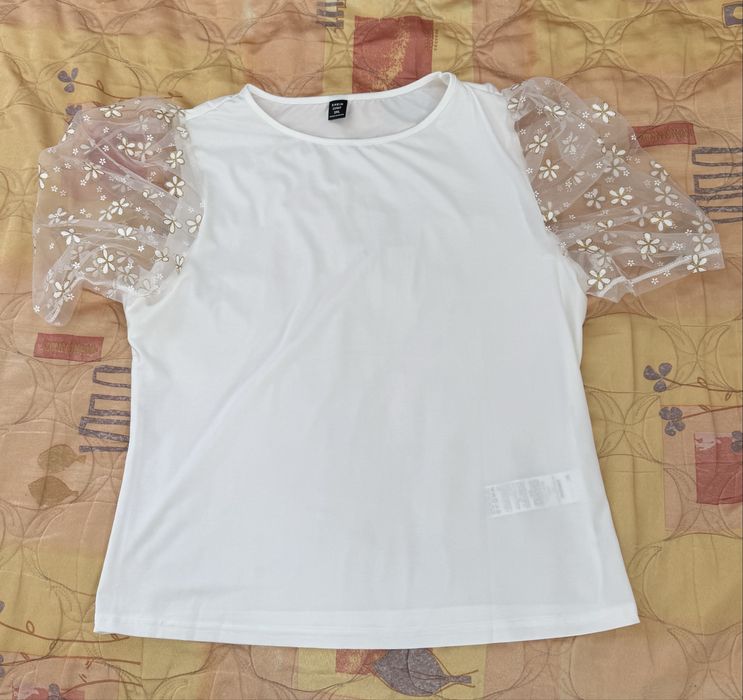 Бяла тениска с къс ръкав