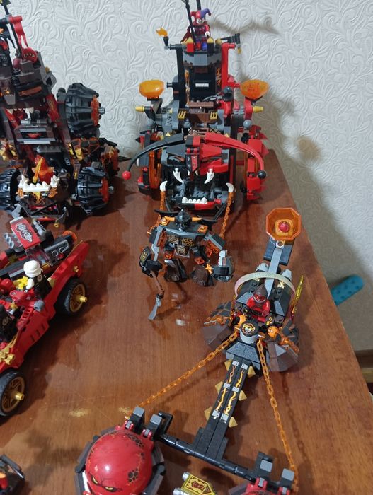 Продам два набора Лего