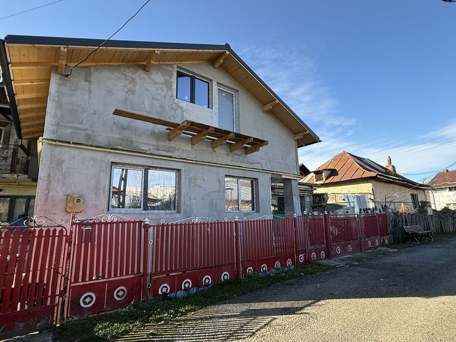 Vand doua proprietati in aceeasi curte