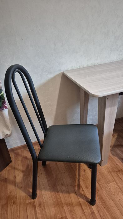 Продам стол и стулья