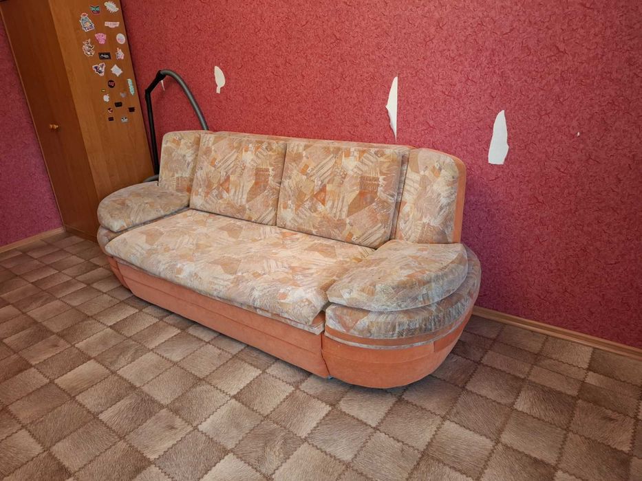 Диван. В очень хорошем состоянии.