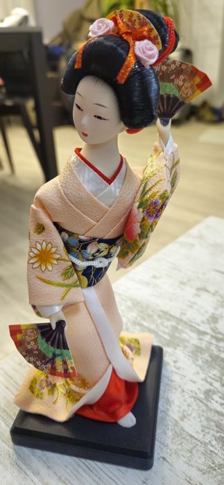 Vand  papusi traditionale de colectie,gheise japoneze si traditionale.