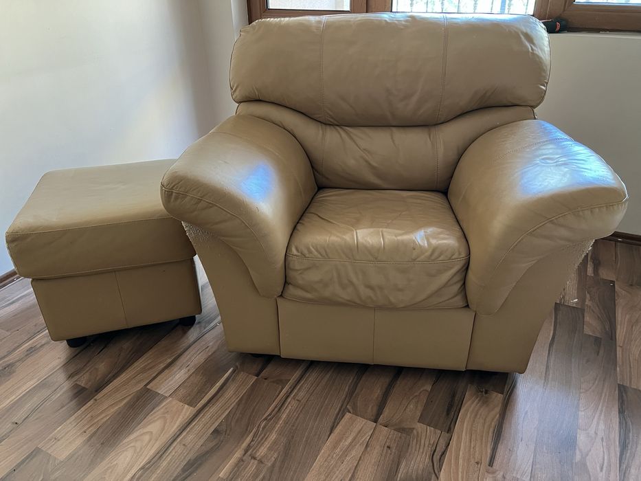 Фотьойл и табуретка от естествена кожа