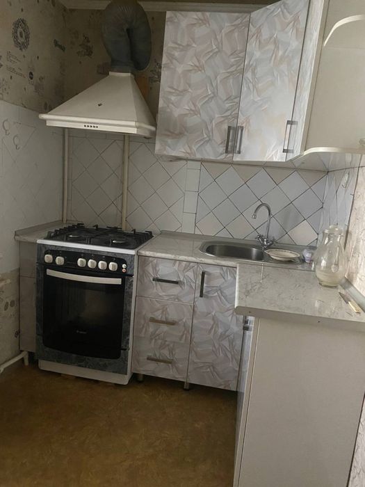 Chilonzor tumani Naqqoshlik mfy 4-etajkani 2-etaji 4 xonalik uy sotila