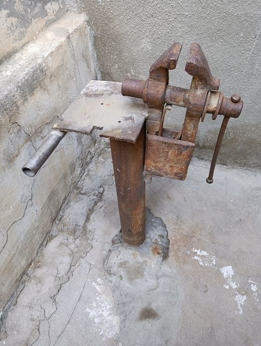 Продаются тиски на ножке