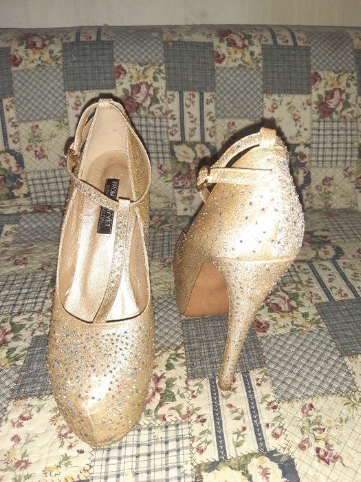 Прекрасные туфли 39 размера