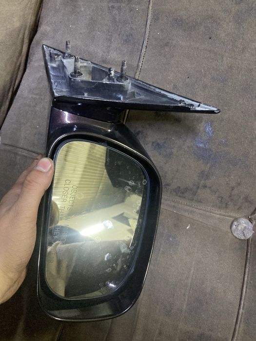 Правое боковое зеркало