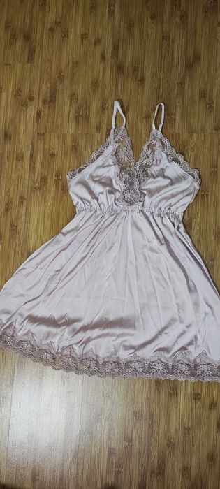 Lenjerie de damă, cu dantelă