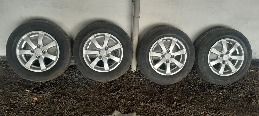 Продам четыре диска с резиной р13 всесезонка.