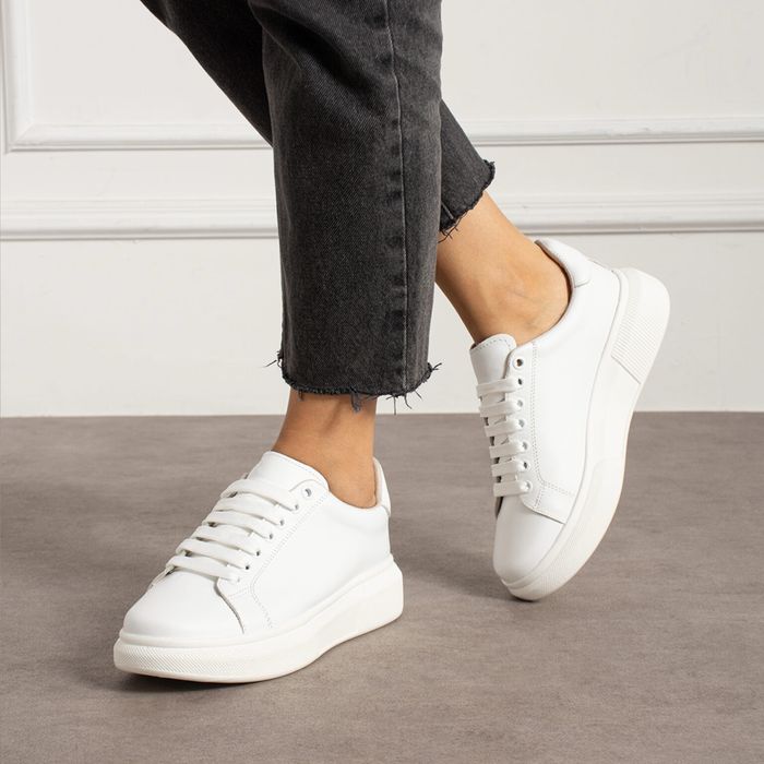 Чисто нови дамски бели маратонки