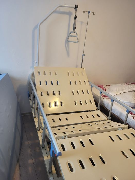 Vând pat de spital rabatabil profesional medical electric , însoțit de