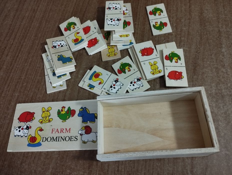 Играчки, някои са нови.