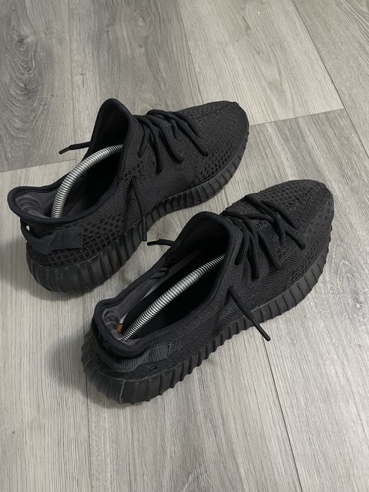 vand yeezy uri black originali