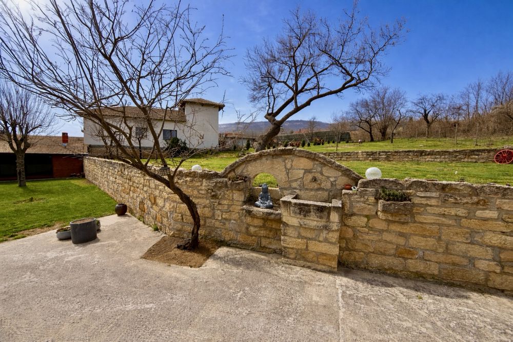 Реновирана къща - гр. Каспичан, кв. Калугерица