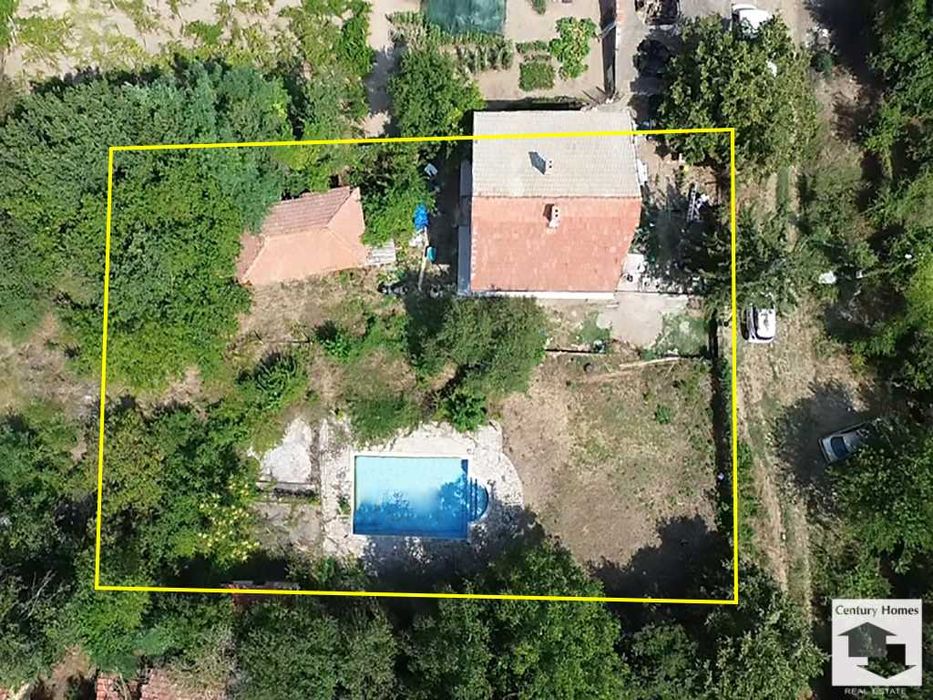 190026 Просторна триетажна къща с голям двор в село Караманово