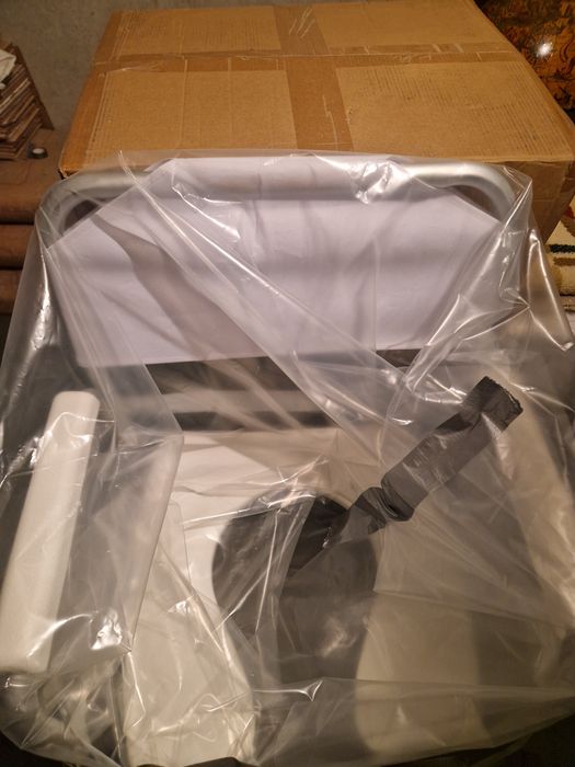 Scaun  pentru toaletă penaru persoane în vârstă sau dizabilități.