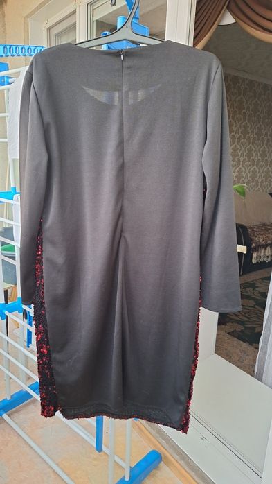 Продам платье с пайетками