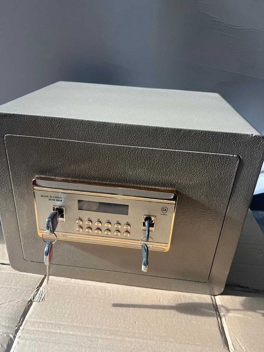 Seif cu doua chei, ecran defect