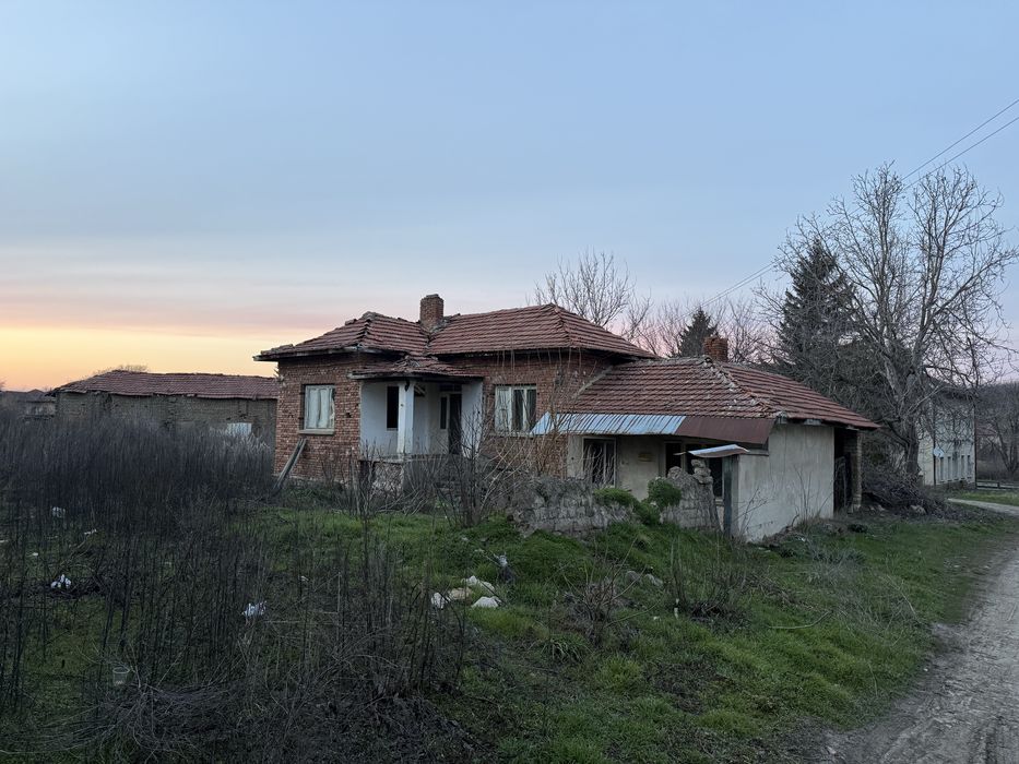 Къща в с.Дренов с голям двор