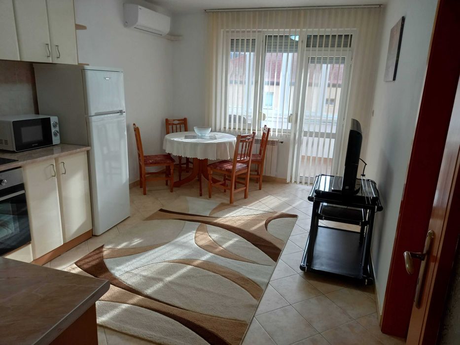 Дава се под наем Тристаен апартамент в Пловдив, Кършияка - 100 кв.м за 448.8 € - Снимка #1