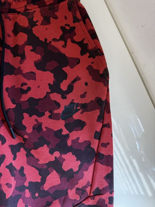 Nike Tech Fleece червено долнище Red Camo